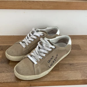 Saint laurent skor  - Säljer nu ett par saint laurent skor i storlek 40. 9/10 skick. Medföljer endast extra skosnören. Nypris runt 7000kr. Vårt pris 2899kr. Öppen för byten! 