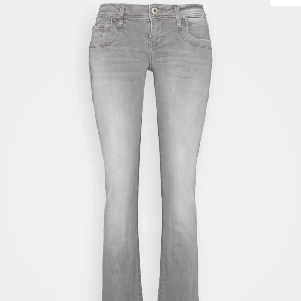 Säljer ett par lågmidjade grå jeans från Ltb. Dom är i bra skick utan några defekter!💗. Jeans & Byxor.