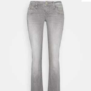 Säljer ett par lågmidjade grå jeans från Ltb. Dom är i bra skick utan några defekter!💗