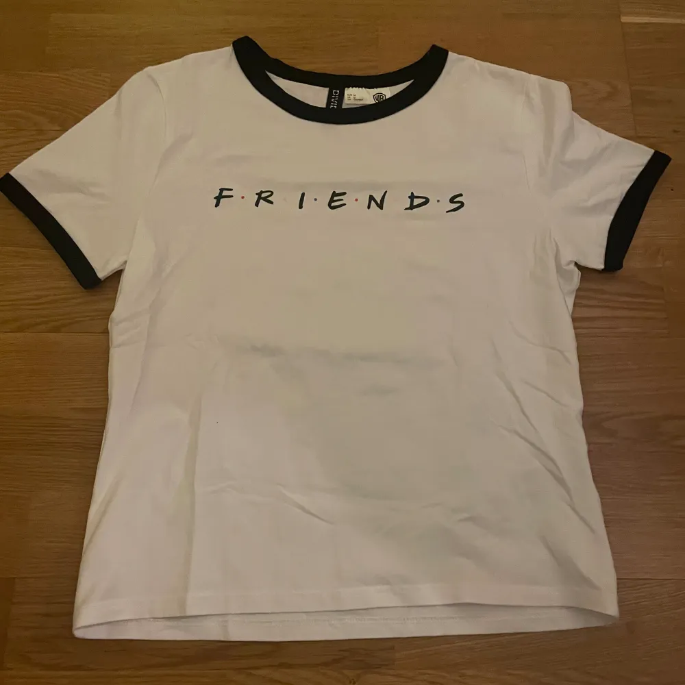 en friends tröja från hm. nästan helt oanvänd. tröjan är croppad och är i storlek M. om ni har några frågor får ni gärna höra av er! :). T-shirts.