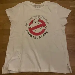 en ghostbusters tröja från hm. ganska lätt material. tröjan är storlek S. om ni har ngåra frågor är det bara att höra av sig! :)