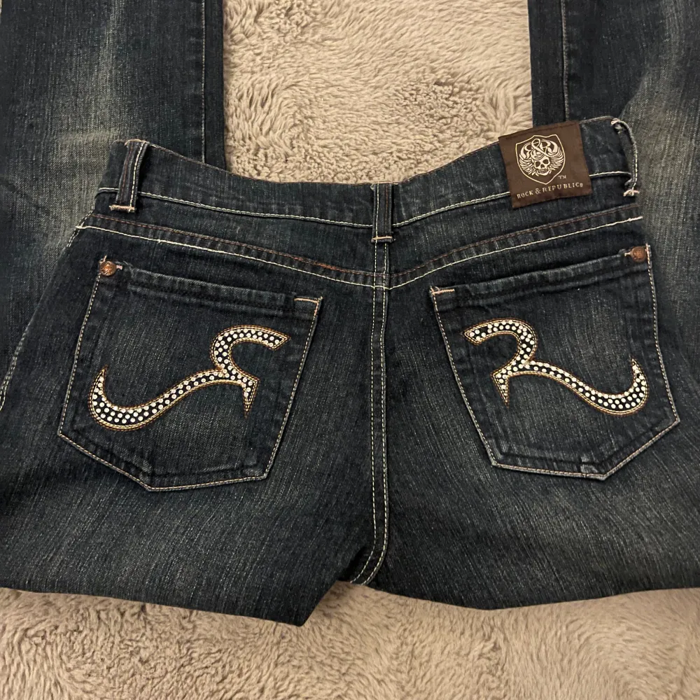 Skit snygga vintage low waist jeans med as snygga fickor.💕Mått: innerbenet: 80 cm midja: 80cm Bild nr 2 är lånad, Jeansen är tajtare nedtill än bilden. (Ser på bild nr 3)🩷. Jeans & Byxor.