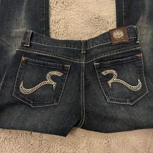 Skit snygga vintage low waist jeans med as snygga fickor.💕Mått: innerbenet: 80 cm midja: 80cm Bild nr 2 är lånad, Jeansen är tajtare nedtill än bilden. (Ser på bild nr 3)🩷