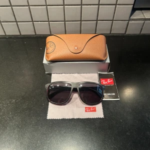 Rayban Boyfriend 60/15 - Tja säljer ett par as feta rayban i modellen boyfriend  Cond:9/10  Fodral, kartong, putsduk medföljer Storlek 60/15 Bara att höra av sig vid eventuella frågor!