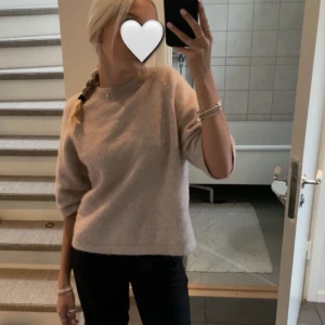 Stickad tröja  - Jättefin beige stickad kortärmad tröja🤍nypris 690kr från &otherstories💗