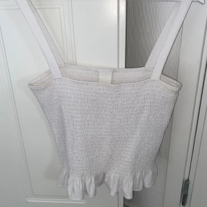  Vit topp - Vitt linne från h&m med ruscheffekt, samt volang nertill. 
