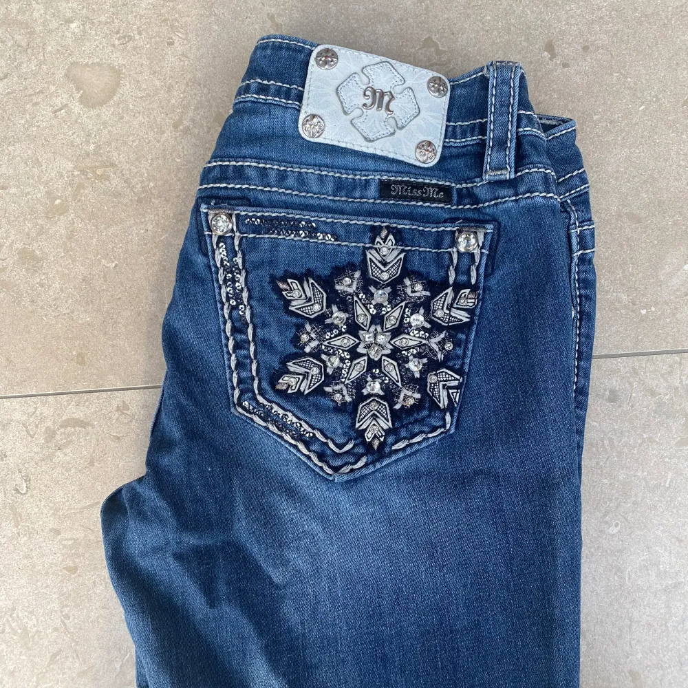 Säljer nu mina älskade miss me jeans💗Är lågmidjade och bootcut modell💕midjemått: 37cm, innebenslängd: 75 cm. Jeans & Byxor.