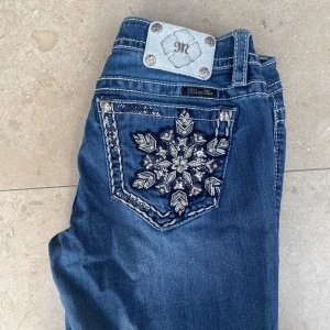 Miss me jeans - Säljer nu mina älskade miss me jeans💗Är lågmidjade och bootcut modell💕midjemått: 37cm, innebenslängd: 75 cm