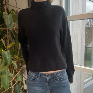 Svart Stickad Tröja - Svart stickad tröja från & Other Stories. Säljer på grund av att den är för liten för mig som är 180 cm. Inköpt för 700 kr. Hör gärna av dig om du vill ha fler bilder eller har frågor💕