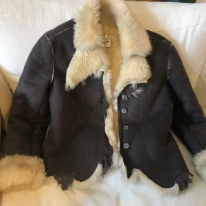 Fluffig jacka  - Superfin och mjuk! Perfekt skick.