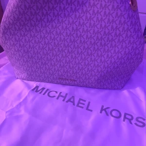 Köpt för 4500kr  - Väskan är använd 3 gånger. Äkta bra material får plats med mycket saker. 