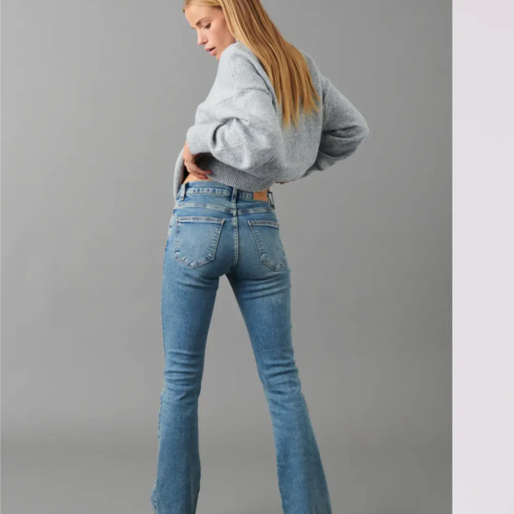Jeans från Gina tricot, low-mid waist. Inte alls mycket använda🤗 nypris 500kr, använd gärna köp nu!. Jeans & Byxor.
