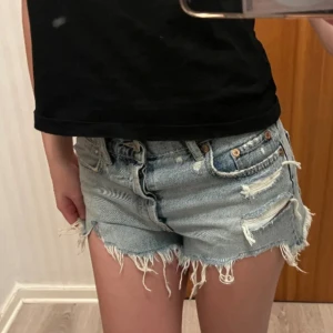 Zara jeansshorts - (Inte mina bilder) säljer domhär fina populära jeansshortsen från zara i storlek 36💞 de är i jättefint skick! Passar mig som i vanliga fall har xs 