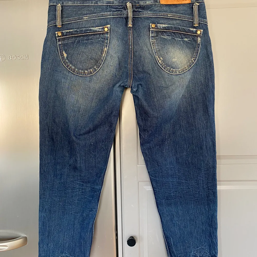 Innerbenslängd 59 cm Slitaget på jeansen är så modellen ser ut. Jeans & Byxor.