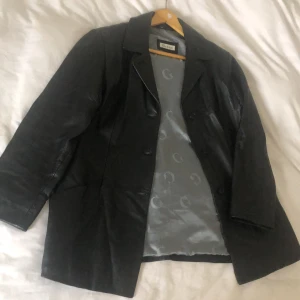 Äkta läderjacka strl 44-46 - Lappen säger 38 men jackan är Italiensk vintage så passar egentligen 44-46. Lädret är i gott skick. Byst: 110cm. Längd från krage: 80cm. Finns inga bilder på men Dma gärna vid andra frågor eller funderingar. Köparen står för frakt.