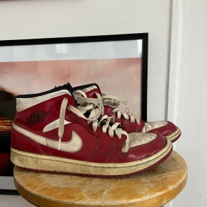 Jordan 1s - Flitigt använda Jordan 1s i en riktigt snygg färg och design!