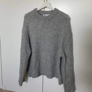 En grå stickad tröja från Zara! Jag säljer den då den tyvärr inte kommer till användning längre.