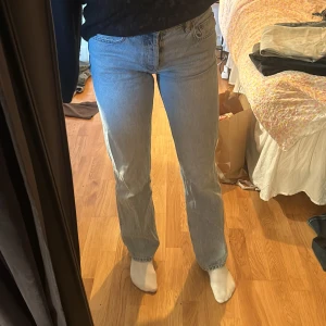 Jeans  - Säljer nu mina fina ljusblå jeans från zara! Detta då de börjar bli lite försmå för mig💝