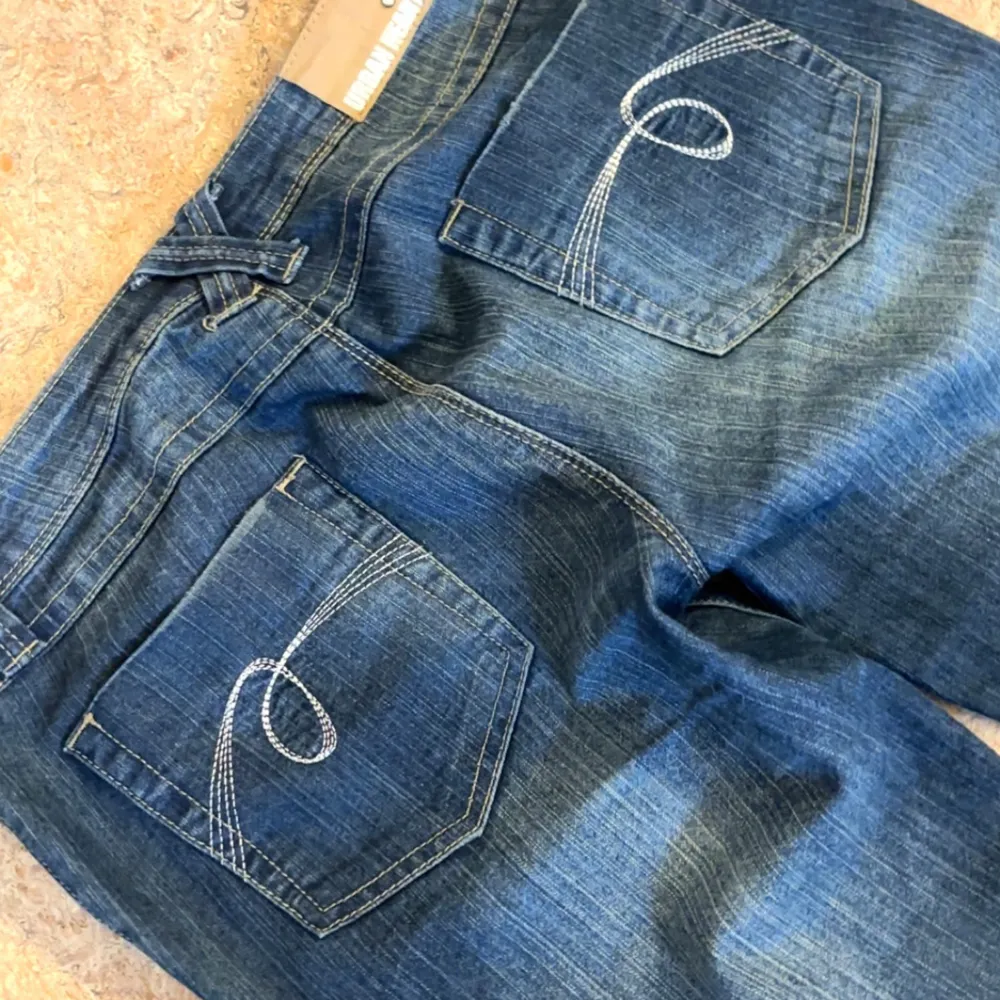 Super snygga lågmidjade jeans i bra skick. Midjemåttet 40cm , innerbenslängden 79 cm. Jeans & Byxor.