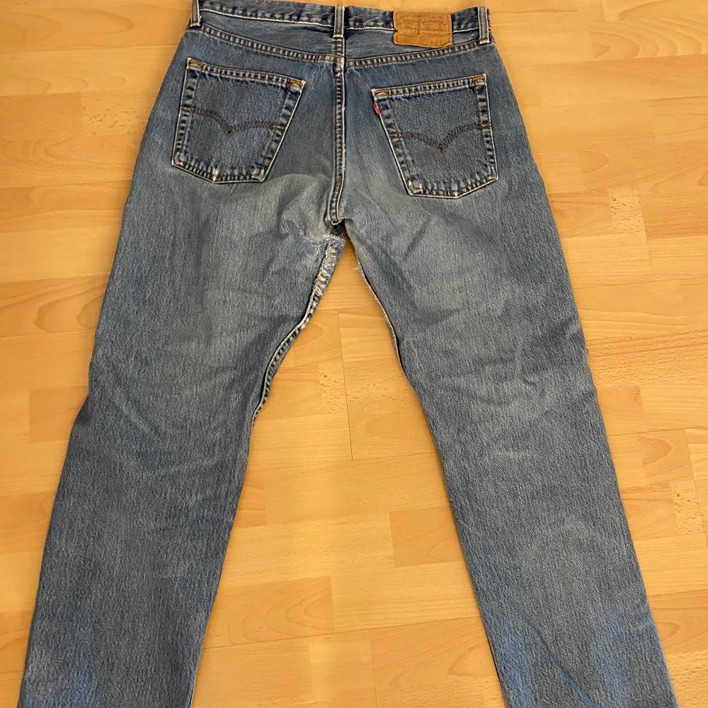 ett par raka grå blåa Levi’s jeans. lite slitningar mellan låren men inga hål. nypris 900kr. Jeans & Byxor.