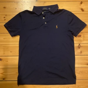 Ralph Lauren Piké  - En helt oanvänd Piké från polo Ralph Lauren. Storlek S. För fler frågor kom Dm