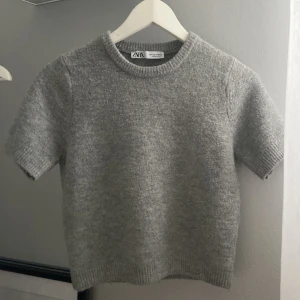 Trekvarts tröja från zara  - Hej! Säljer denna trekvarts tröja ifrån zara. Använd 3 gånger. Helt som ny bara att det är lite lite lite knott men inget man tänker på! Storleken är S men är väldigt kort.  Om ni vill ha try on så är det bara att skriva 