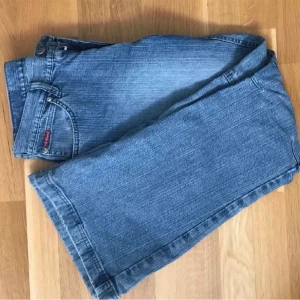 Lågmidjade jeans  - Funderar nu på att sälja dessa lågmidjade jeans! Står att storleken är W35 L32 men de är små i storleken och dessutom insydda i midjan, kan skicka närmare bilder privat!💗
