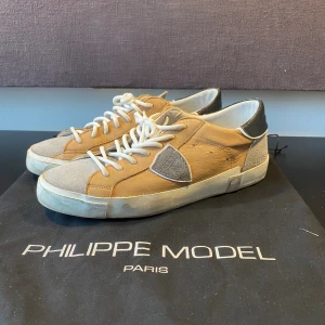 Philipe Model Skor  - Hej! Säljer nu mina skor från märket Philipe Model , Storlek 41 fint skick. Tveka inte på att höra av dig om du har frågor eller funderingar kring varan! 