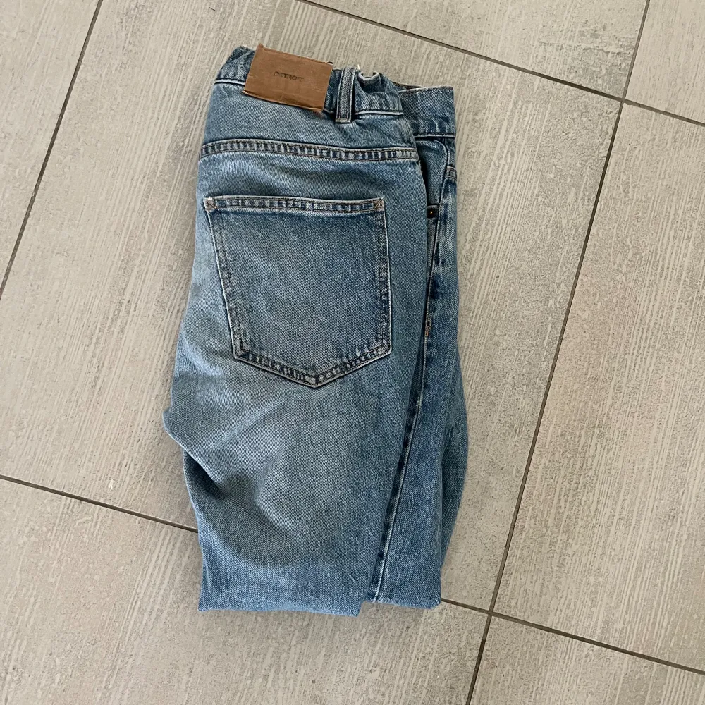 Säljer dessa jeans från Lindex för endast 80 kr i storlek 164. Jeans & Byxor.