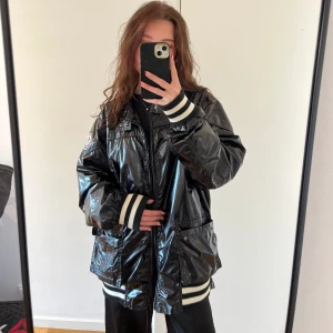 Äkta Vintage Moncler jacka - Jacka i tunnare material, perfekt till våren! Medium storlek och blir oversized på mig som brukar bära XS. Använd fåtal gånger. Säljer för att det är mitt ex jacka