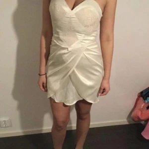 Bege klänning  - Använd 1 gång jätte fin hämtas i norsborg botkyrka eller fraktas, säljer allt hemma på grund av flytt, fynda gör bra paketpris och samfraktar 