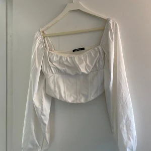 Vit blus/topp från Gina Tricot - Produkten är i fint skick och bara använd några fåtal gånger.