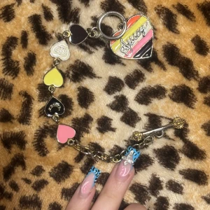 2000s juicy couture charms armband - ✰*฿✩‧₊˚ läs köpvillkoren innan du köper ✰ silverkedja med gulddetaljer, från 2000-talet <3 ✰ 20 cm lång ✰ skriv gärna för fler bilder och om du har några frågor💋