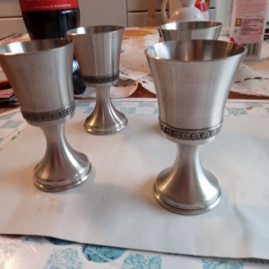 4 Supglas Norskt Tenn stämpel på foten. - 4 Supglas Norskt Tenn stämpel på foten ,fint skick .