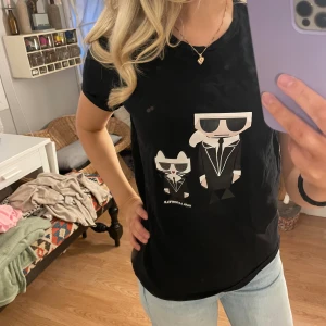 karl lagerfeld  - t-shirt som är svart knappt använd!