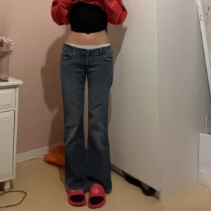 Lågmidjade bootcut jeans - Lågmidjade bootcut jeans, säljs då de är för stora för mig i midjan