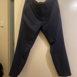 Kostymbyxor- storlek 33 (storlek S).  Marinblå, från Suitcube. Hela kostymen finns för billigare pris. (Kostymfodral ingår)