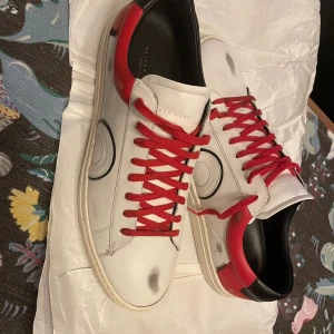 Oliver cabell - Tja! Säljer dessa sjukt feta Cabells i nyskick 9/10. Skorna har sjukt feta detaljer liknande golden goose, dem är även svåra att få tag på med tanke på leveranstiden. Hör av er vid frågor eller funderingar!