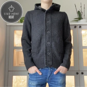 Stickad hoodie  - Tja, säljer nu denna feta hoodie från superdry i stl m. Fint skick! Hör av dig vid frågor eller funderingar!