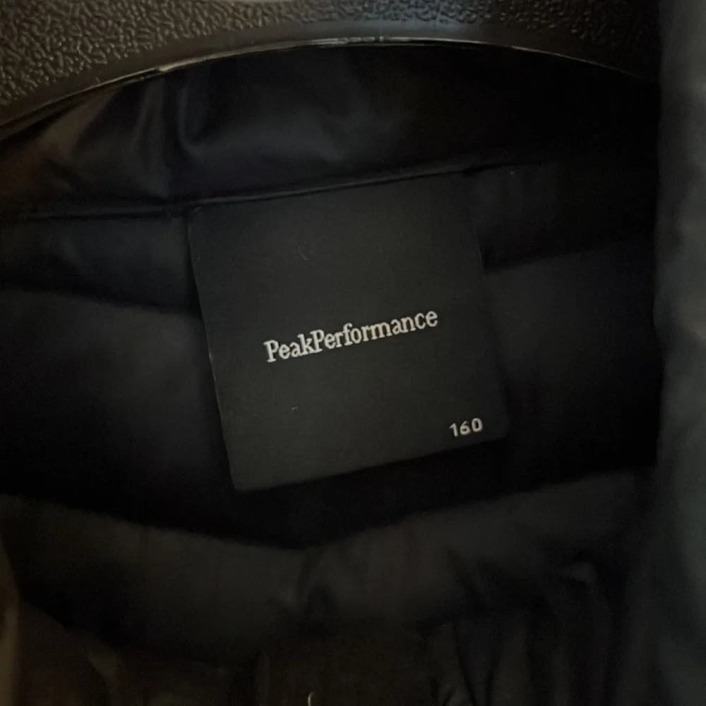 En svart och fin peak performance jacka, inte använd på ett väldigt bra tag men jackan är hel och i väldigt bra skick, i storlek 160. Jackor.