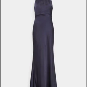 Balklänning - Balklänning i NavyBlue, sitter jätte fint så skriv för fler bilder🦋 Strl 38, nyskick och oanvänd med prislapp kvar 💝 Köpt för 1200 och slutsåld 