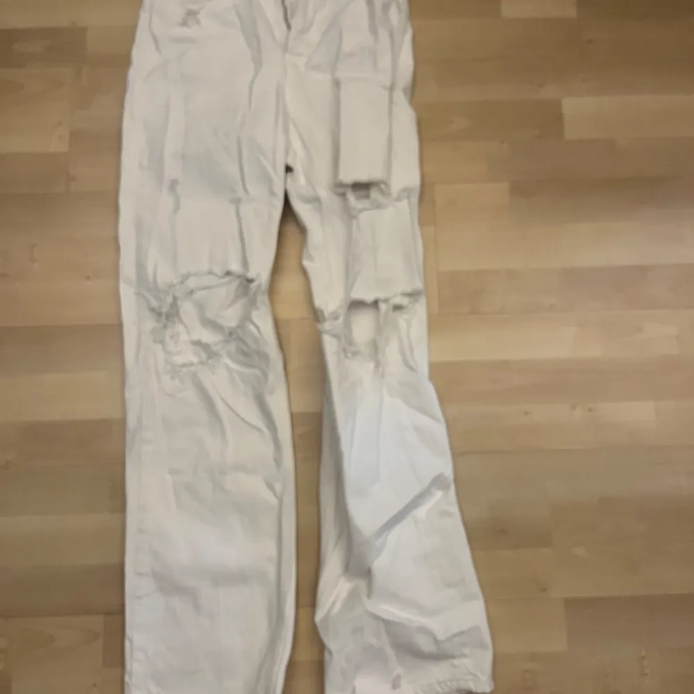 Vita jeans, långa (jag är 176 cm) Frakt ingår ej. Jeans & Byxor.