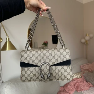 Gucci Dionysus Väska - Gucci Dionysus väska. Köpt 2020 på gucci butiken på NK i Göteborg🩷 äkthetsbevis, dustbag, digitalt kvitto tillkommer. Väskan har 2 små slitningar som kommit under användning men inga skador utan är i ett superfint skick🩷nypris ca 28.000kr   