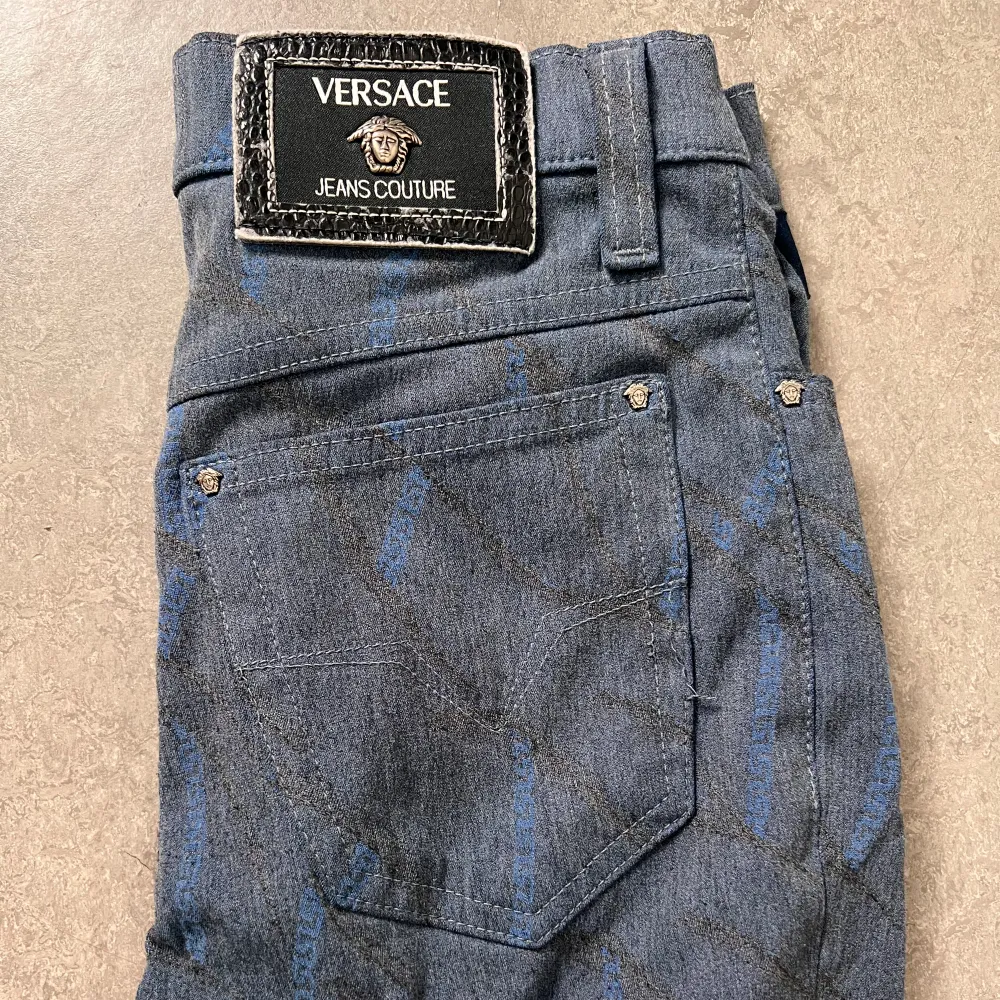 Högmidjade och stretchiga jeans i smalare modelll från Versace jeans couture. Avklippta nedtill och är ankellängd på mig som är 172 cm. Passar 36/38 . Jeans & Byxor.