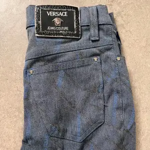 Högmidjade och stretchiga jeans i smalare modelll från Versace jeans couture. Avklippta nedtill och är ankellängd på mig som är 172 cm. Passar 36/38 