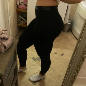 Nike tights - Loggan har tvättats bort men det står Nike på midjebandet. Använt skick men fortfarande fina!