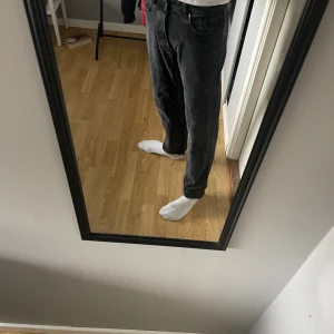 Svarta jeans  - Tjenare, jag tänkte sälja ett par svarta jeans då dom tyvärr är lite för korta för mig. Dom är rätt så bagy. Skick: 7/10