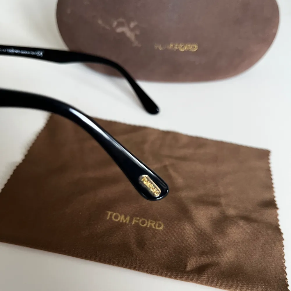 Säljer dessa Tom Ford solglasögon. De är i bra skick och utan repor, 9/10. Förvaringslåda och putsduk medföljer.. Övrigt.