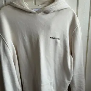 Säljer denna Axel arigato Hoodie, storlek L men sitter som en M, ny pris är 2500kr, mitt pris - 600, men går att diskutera vid en snabb affär 