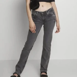 Lågmidjade jeans  - Lågmidjade Pepe jeans i strl 28/30. Superfina o bra skick. 🩷